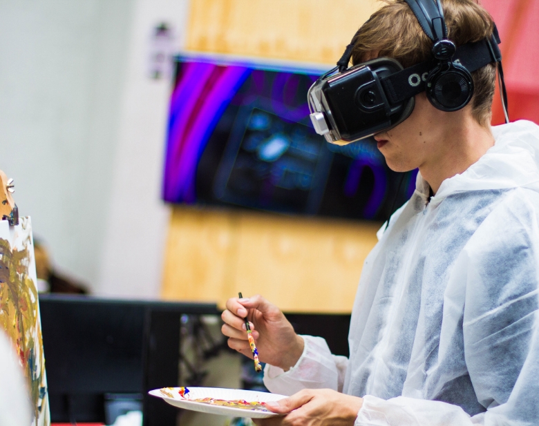 C'est un homme qui porte des lunettes VirtuAll, et qui va s'apprêter à peindre.