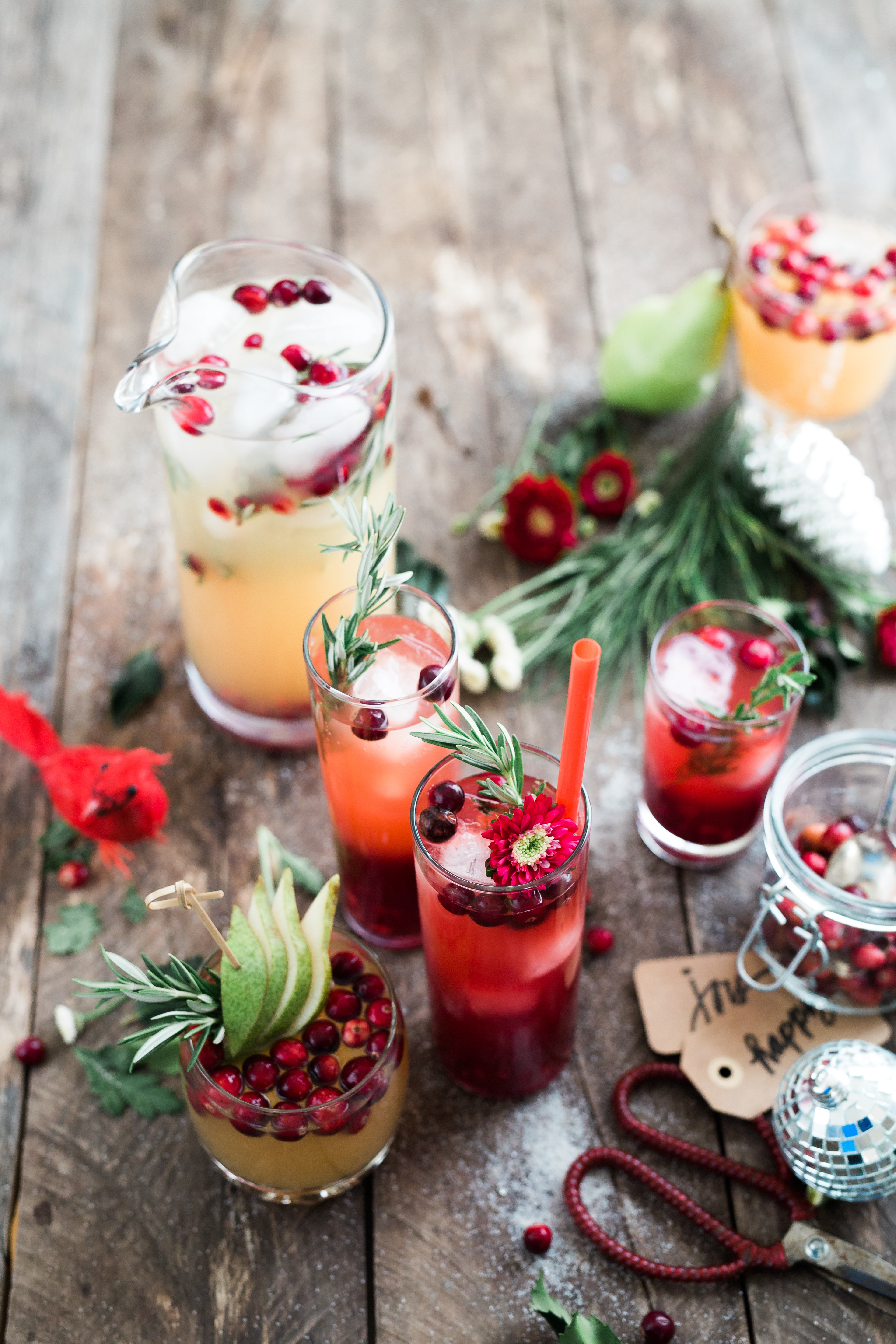 On y voit des cocktails sur une table.