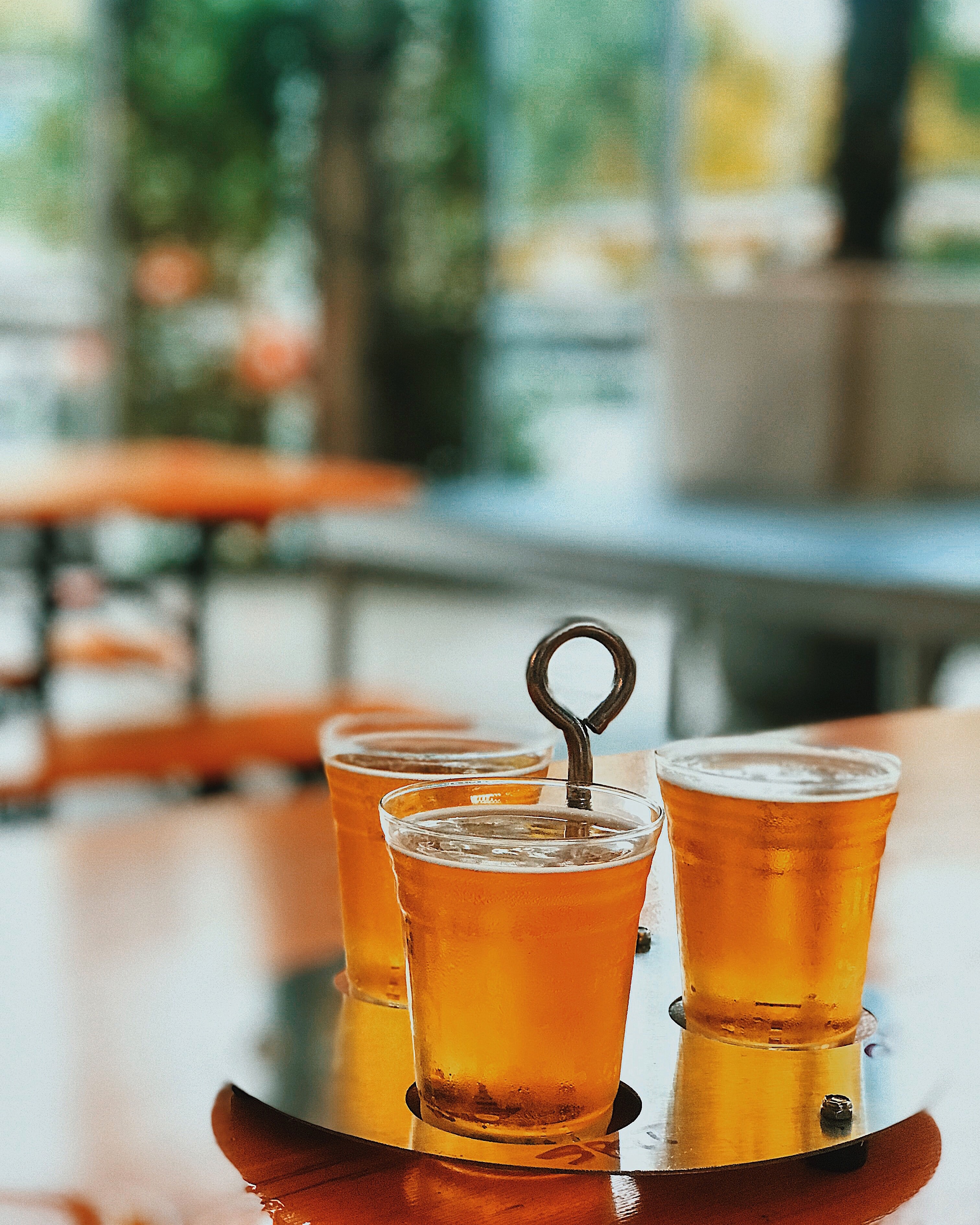 Trois verres de bière sont posés sur la table.