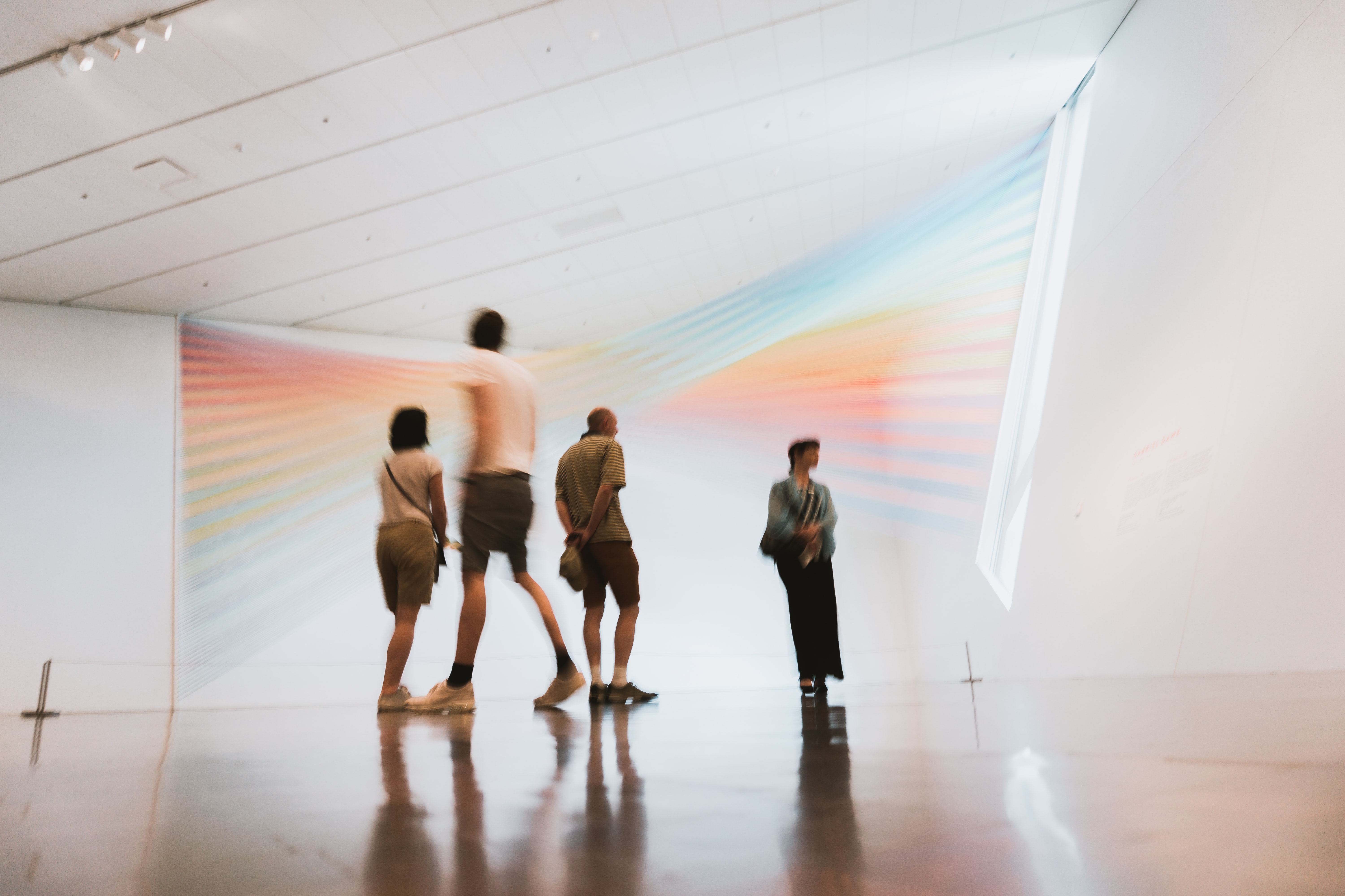 Un groupe de personnes visite une galerie.