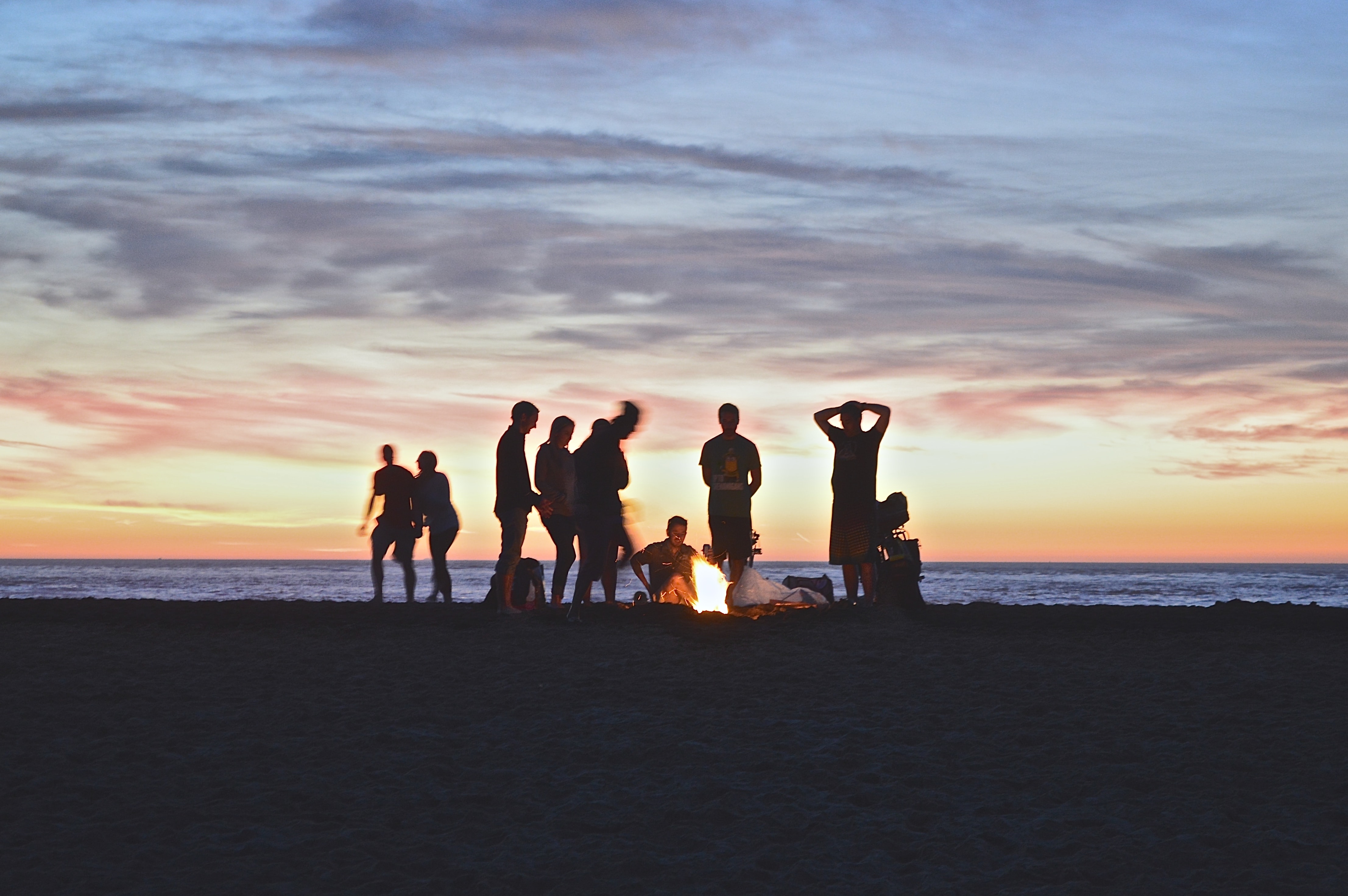 Un groupe d'amis se trouve sur la plage.