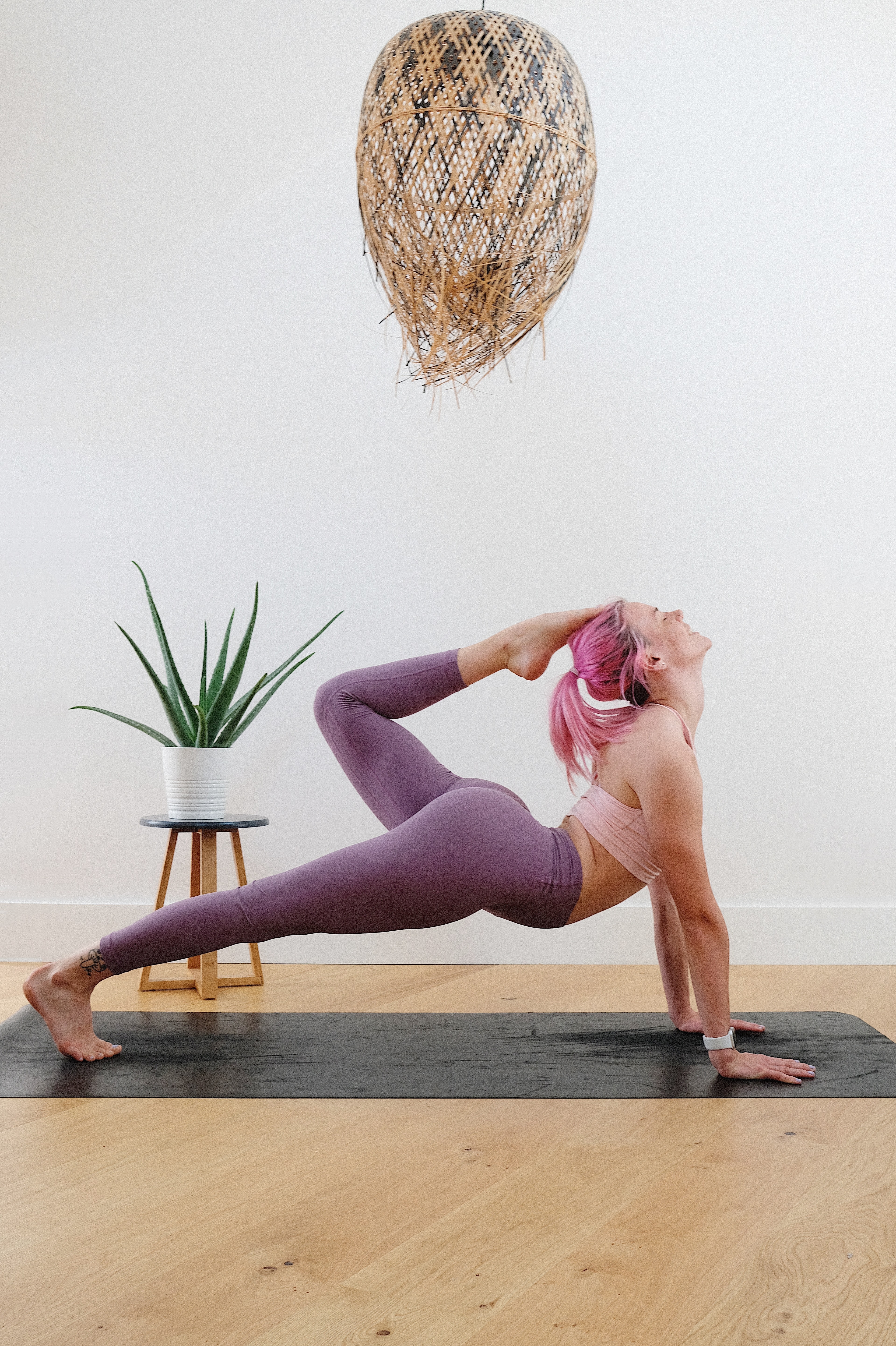 C'est une femme qui est en train de faire du sport sur un tapis de yoga.